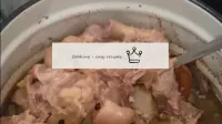 ضعي اللحم المطبوخ من المقلاة في وعاء مناسب في ساعة...