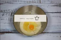 Na mistura de óleo, coloque o ovo e adicione o mel...