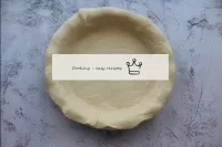 Coupez la plupart de la pâte en laissant un peu de...