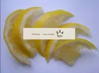 在此期間，我們將使用您喜歡的格式從檸檬上剪下一些薄片。...