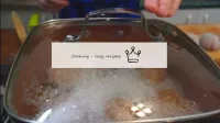 鍋を覆い、調理されるまでカツレツを揚げ続ける。...