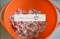 將豬肉切成碎片，然後通過屠夫。將準備好的肉餡放在一個寬敞的碗裏，可以方便地彌撒鍋爐質量。...