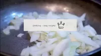 鍋に野菜油を加えてストーブに熱し、玉ねぎを炒める。...