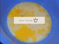 黄油（100克）在水浴中融化并冷却。在准备好的蛋白石碗中，我们注入融化和冷却的黄油，扔鸡蛋，再加一汤...