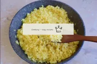 完成した米は柔らかく崩れてしまいます。それをかき混ぜ、熱からそれを削除します。このような副菜で肉や魚...