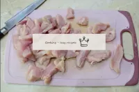 用自來水沖洗火雞肉，然後用多余的水分用紙巾擦幹。然後將肉切成碎片。...