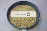 在烹飪過程中，大米會變軟，變大並吸收所有水。大米與火雞準備好！攪拌一下，撒在盤子上，熱食用到桌子上。...
