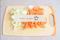 Peel the onions and carrots and rinse them from po...