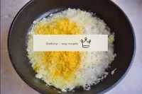 Dann füllen Sie den gewaschenen Reis aus und misch...