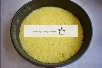在烹饪过程中，检查米饭是否柔软，并注意水位。最初，您不能添加所有水，而只能添加2/3部分，如果没有足...