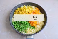 В готовый рис добавьте овощную зажарку, кукурузу и...
