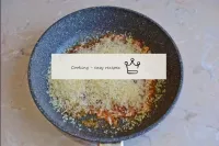 Следом добавьте в сковороду рис и перемешайте его ...