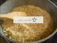 Misture o arroz com vinho branco. Assim que o arro...