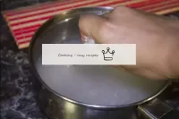 對於壽司，你需要正確煮熟大米-我們適合任何圓形繪畫。將其徹底沖洗，擦拭手指之間的谷物，換水5次-它必...
