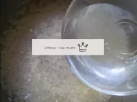 Remplissez le riz avec de l'eau (de sorte qu'il le...