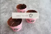 Pegue formatos de papelão para fazer cupcakes. Se ...