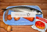 如何從鯖魚中制作皇家卷？準備所有必要的成分。Scumbria需要選擇更大，更適合寬背部。食譜中的煮雞...