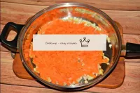 Візьміть велику моркву, помийте з щіткою в проточн...