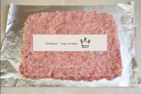 準備したひき肉を箔のシートにさらに薄い層に分配します。ひき肉で長方形を作るようにしてください。...