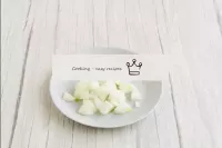 Wash the pre-peeled onions, cut them arbitrarily. ...