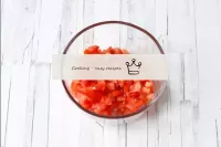 Lavem os tomates, cortem-nos e cortem-nos ao meio....