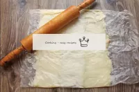 將熔融的原料從包裝中清除，放在一排密集的塑料袋中。將奶酪放在微波爐轉盤上。全功率加熱奶酪30秒並檢查...