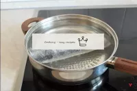 Senken Sie die Rolle in kochendes Wasser, zum Koch...