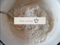 在碗中加入溷合物，通过筛子或使用特殊的杯子筛选小麦粉。将其部分吸入液体部分，每次搅拌均匀的面团。面粉...