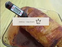 В идеале, готовность мяса проверяется термометром....