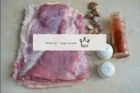 オーブンで豚肉の腹を焼く方法は？このために必要なすべての成分を準備します。肉と脂肪の両方の均一な層が...