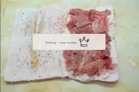 Couper séparément la viande en couches minces et l...