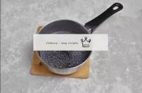 Comece a cozinhar com o recheio. Para isso, coloqu...