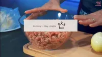 On met 500 grammes de viande hachée dans un bol pr...