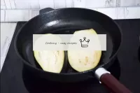 Pour refined vegetable oil into the pan. Fry the 