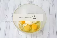 卵とマヨネーズを組み合わせます。均質になるまで泡立て器で混ぜる。マヨネーズが無塩化されている場合は、...