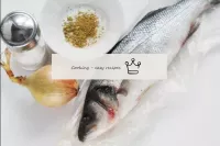 如何將魚完全烤成鋁箔烤箱？要在鋁箔中烘烤，請準備任何魚（最好不要太骨頭），洋蔥，草藥和鹽的混合物。...