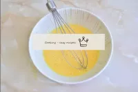 在一個單獨的碗裏，用鹽和香料將雞蛋倒入輕便的泡沫中。...