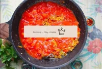 Verser les tomates dans la casserole dans votre pr...