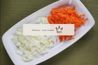 Pulite le cipolle e le carote - più sono grandi, p...