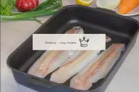 Mettiamo il filetto di pesce in una forma da cottu...