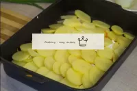 Nous plaçons les pommes de terre avec la couche su...