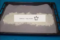 Put baking paper on the baking sheet and evenly di...