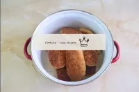 Fold the finished cutlets into a small saucepan an...