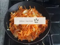 Cut the onions into half rings, grate the carrots ...