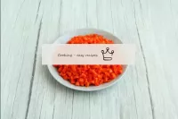 Vorgereinigte Karotten waschen, in kleine Würfel s...