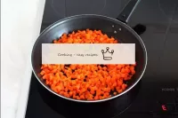 在鍋中加熱植物油，將切碎的胡蘿蔔油炸7-10分鐘。...