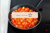 將切碎的甜胡椒放入蔬菜中，攪拌。煮2分鐘。...