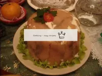 Prima di servire, ruotare la torta sul piatto, tog...