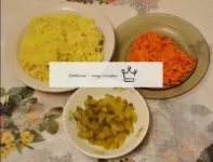 在单独的容量中，将去皮的土豆，胡萝卜，小方块切成黄瓜。...