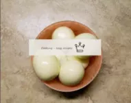 Lave los huevos de pollo, colóquelos en una olla c...